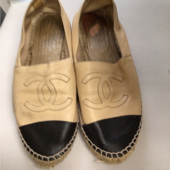 - Chanel Black And Tan Flats Size 9 - Picture 3 of 12